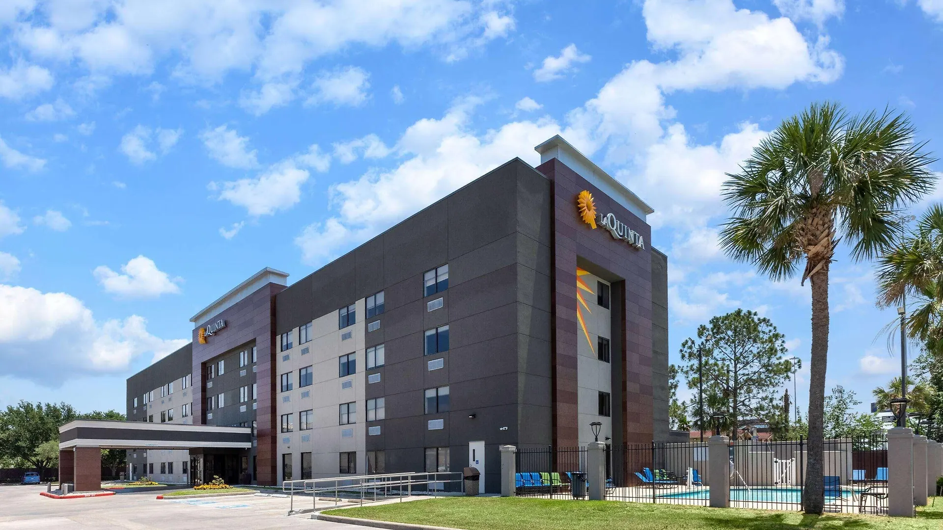 Staying In Northwest Houston: 10 Business Hotels Compared