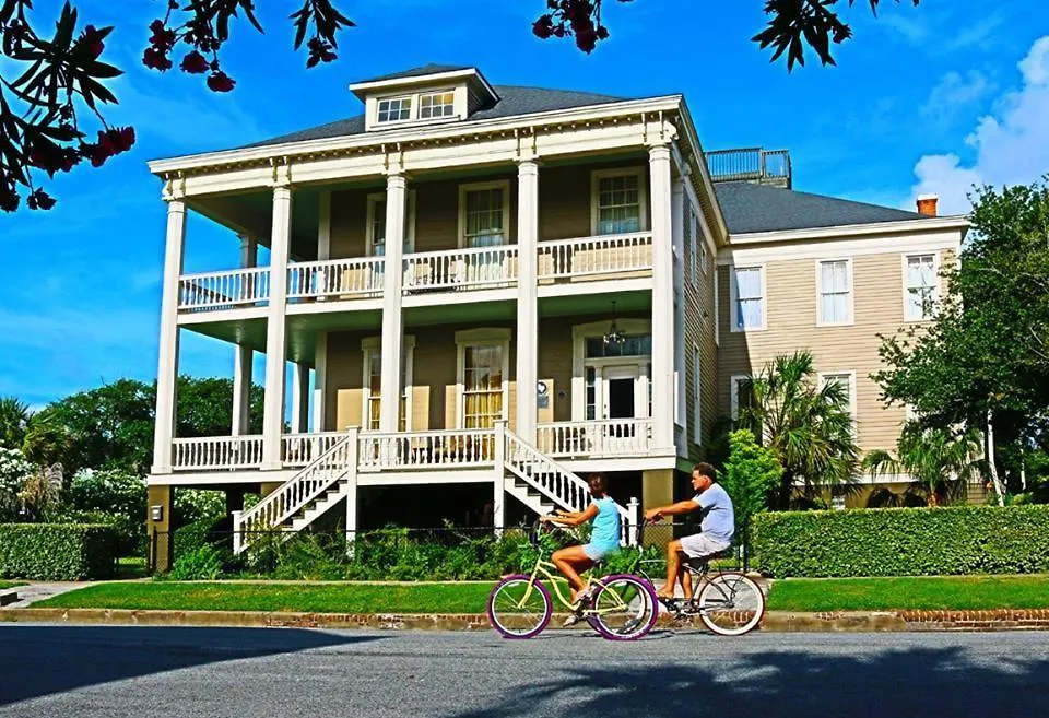 5 Family Hotels in East End Galveston That Deliver