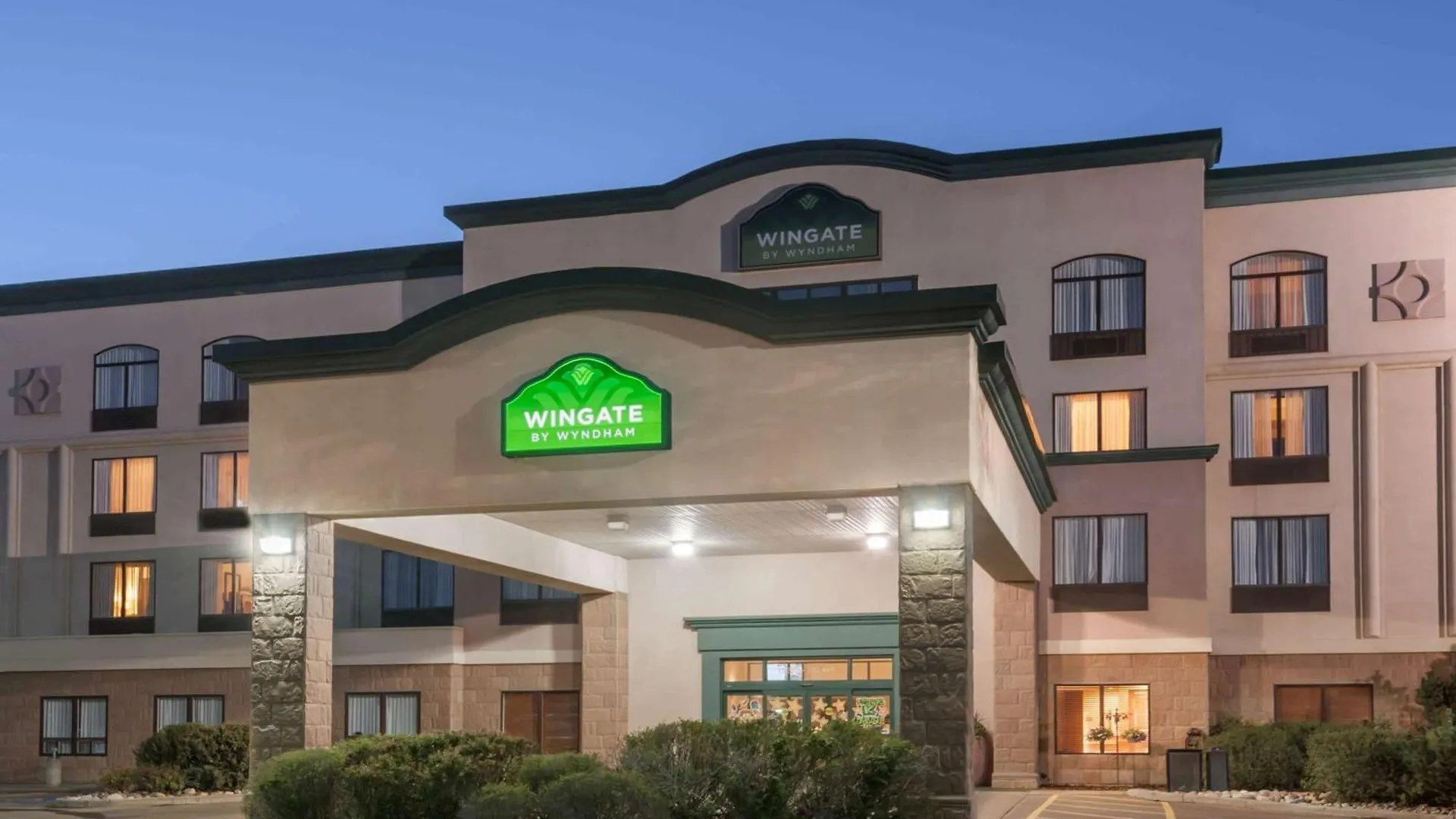 4 Smart Golf Hotels Near Whitemud Park Worth Booking