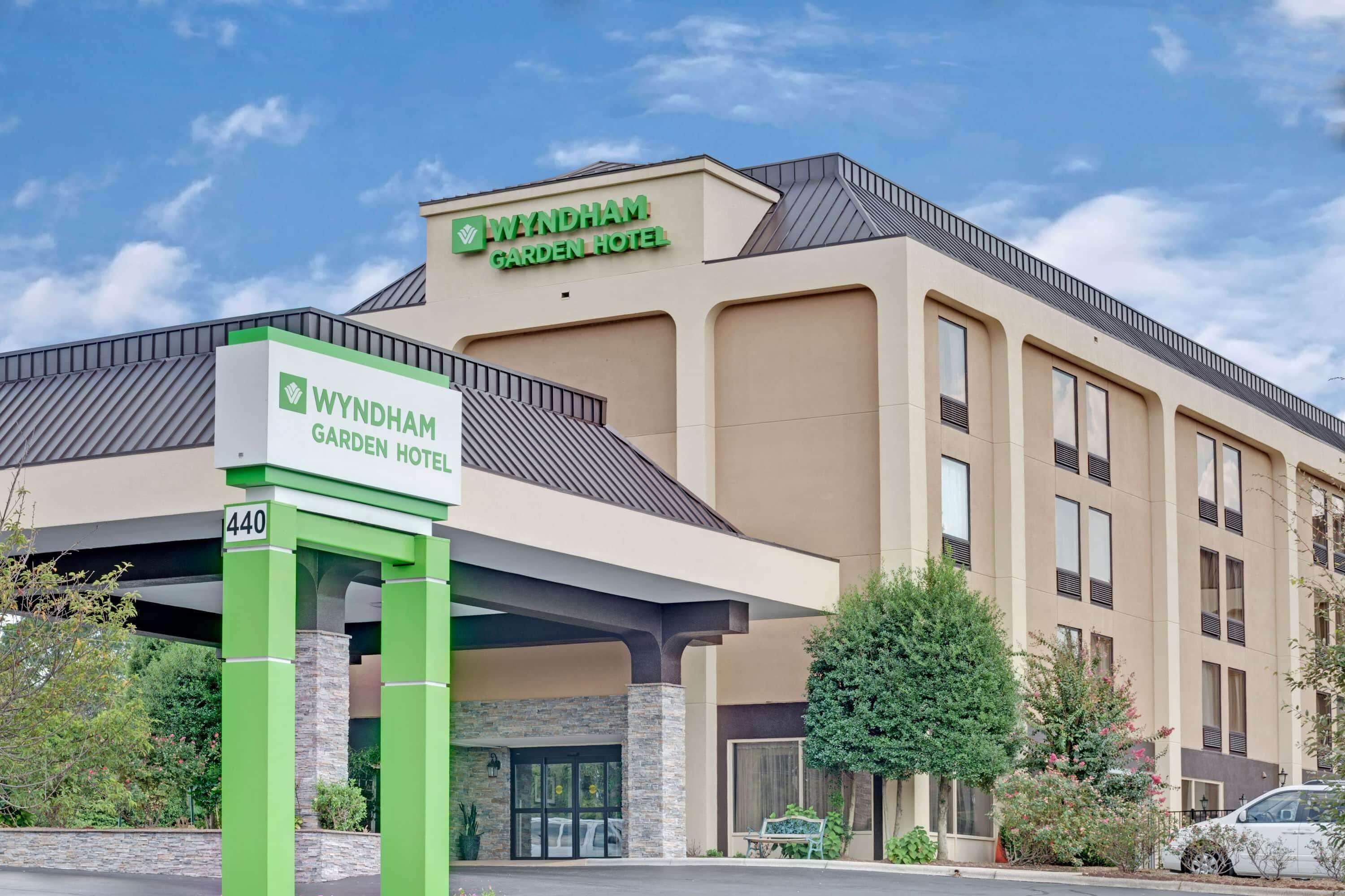 12 Airport Hotels Near Phillips Place That Deliver on Convenience