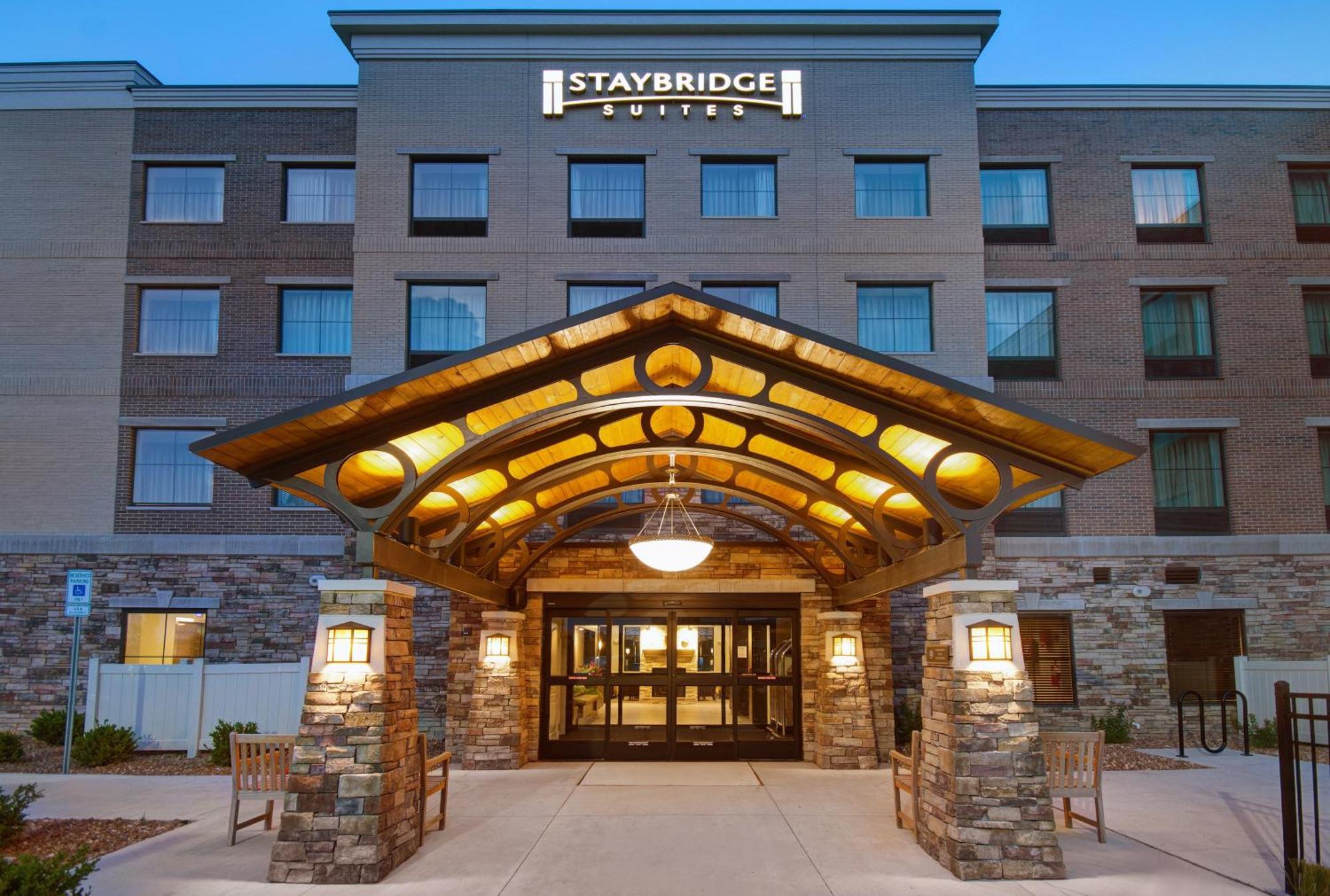 5 Top 3-Star Hotels Near Sterling Chateau for Smart Stays