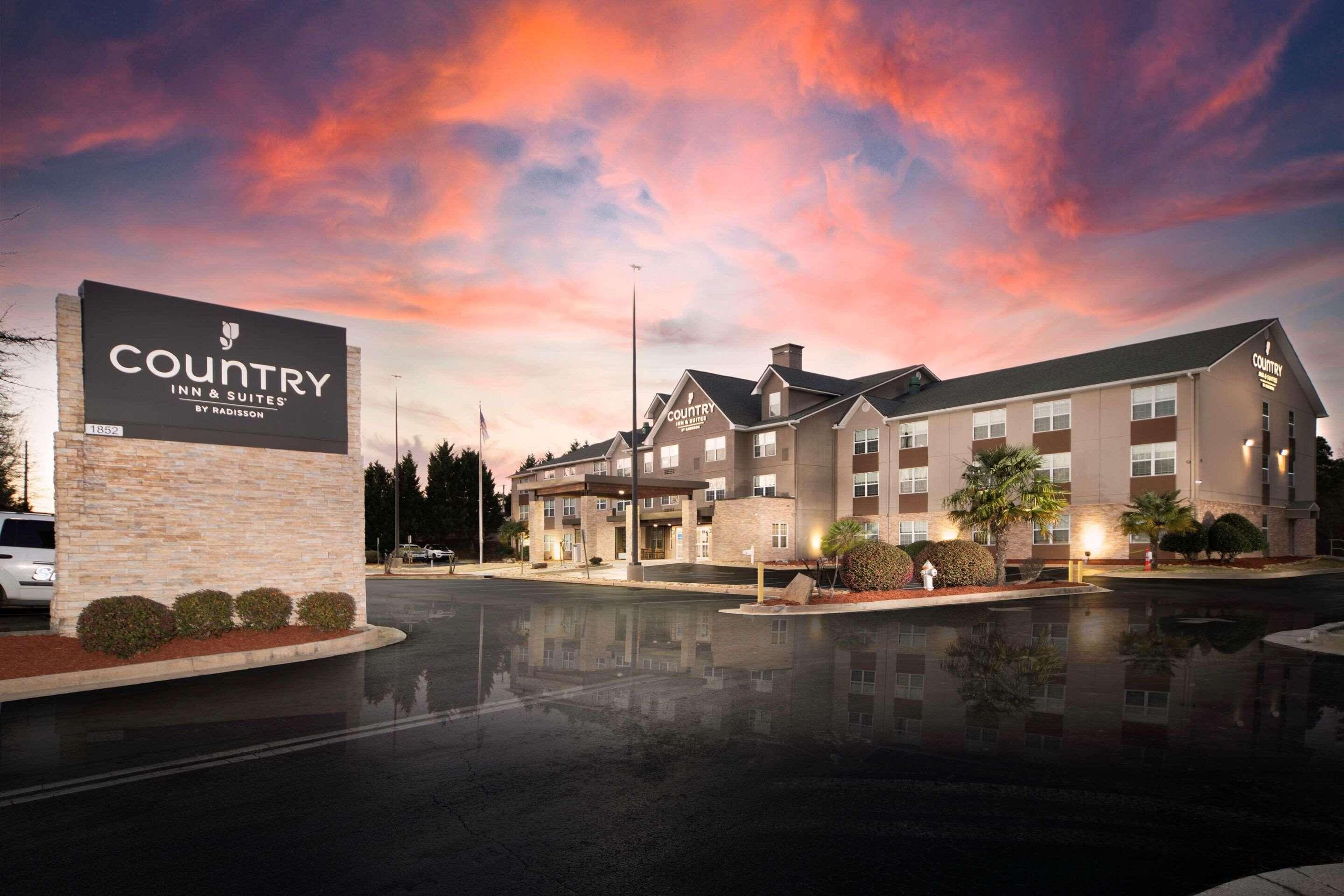 Staying Near Yellow River Regional Park: 5 Hotels Compared